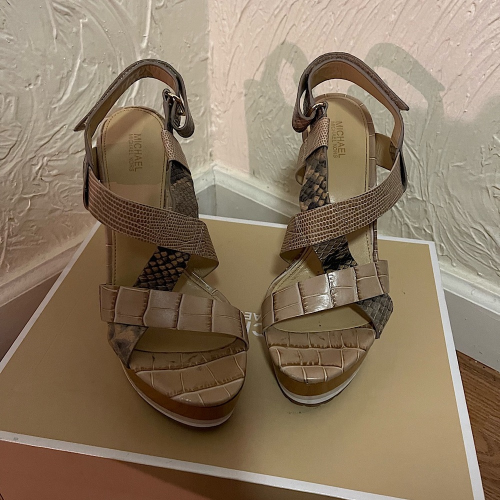 Beautiful Michael kors wedges❤️